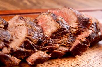 Ni aceite ni mantequilla: esta receta es perfecta para que la carne al horno quede jugosa y sabrosa