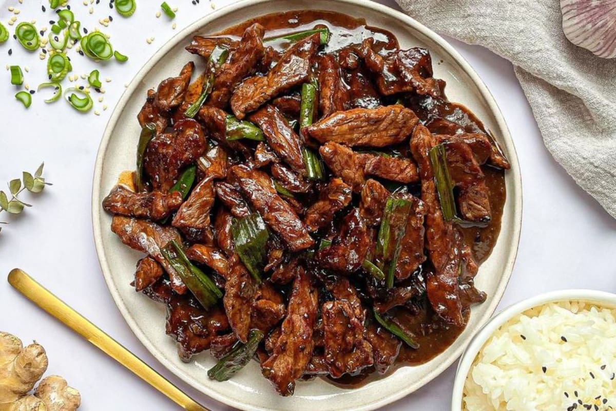 Te enseñamos a preparar esta exquisita y fácil receta de carne mongoliana.