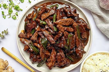 Te enseñamos cómo preparar esta receta de carne mongoliana fácil y rica