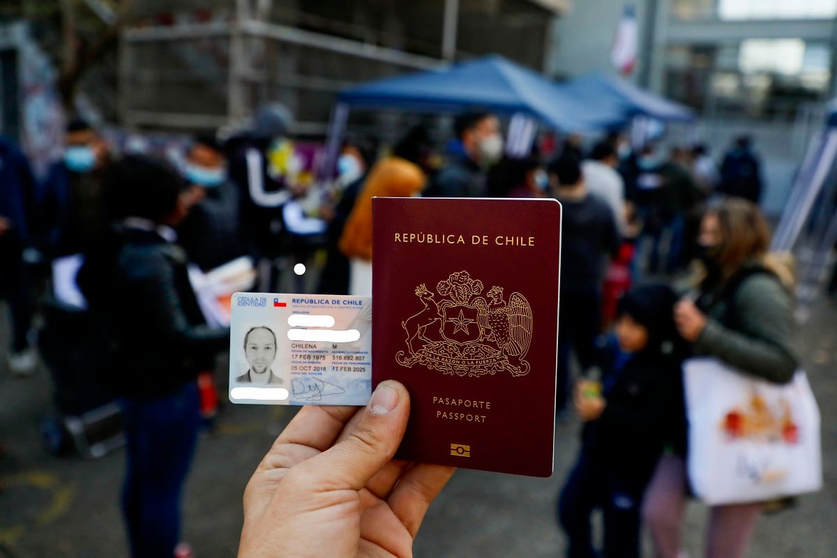 De acuerdo a la autoridad, a fines de este año podríamos contar con ambos documentos en formato digital.