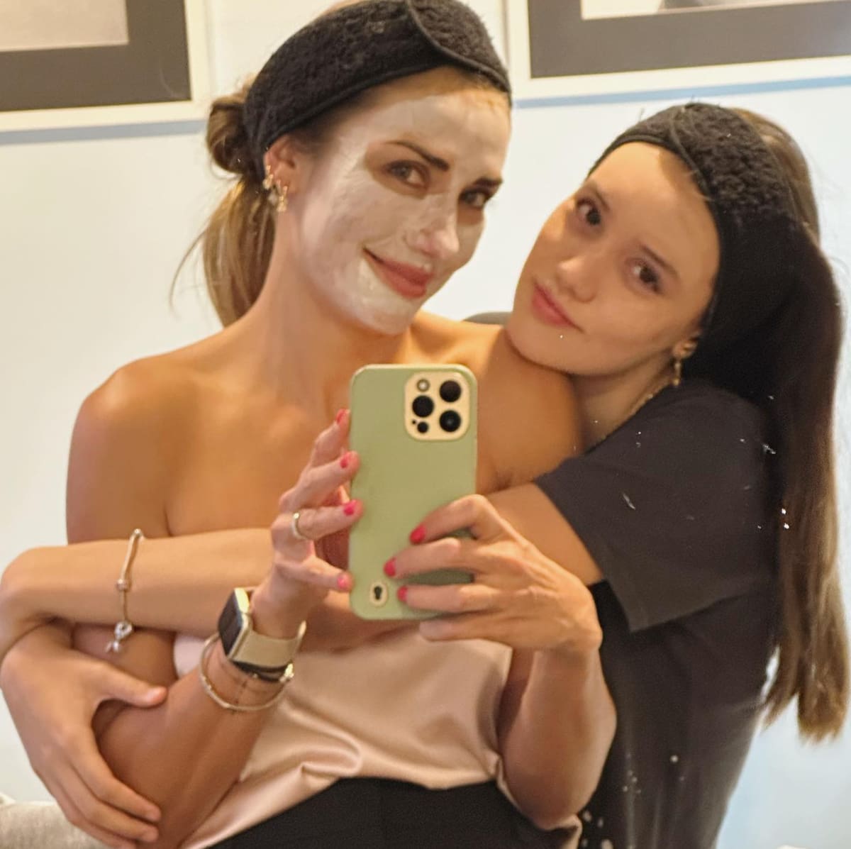 Carola de Moras muestra lo grande que está su hija, Mila.