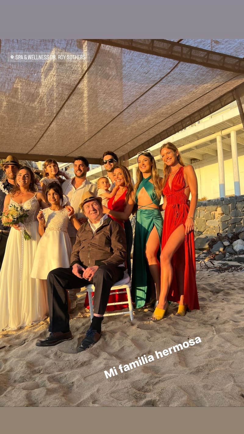 Carolina Arregui junto a Miguel Ángel Rodríguez y su familia / Créditos: Instagram