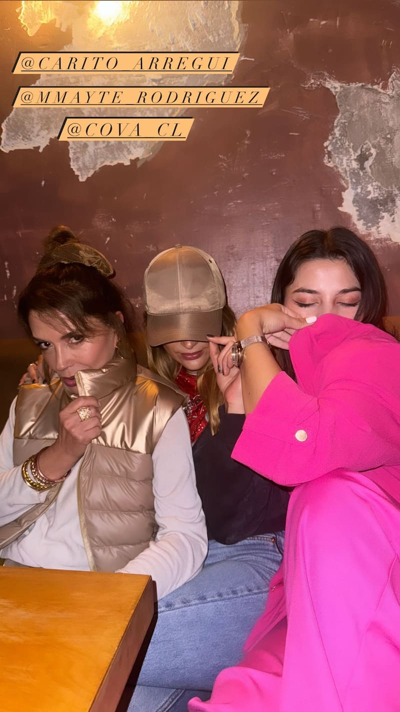 Fotografía de Carolina Arregui junto a sus hijas