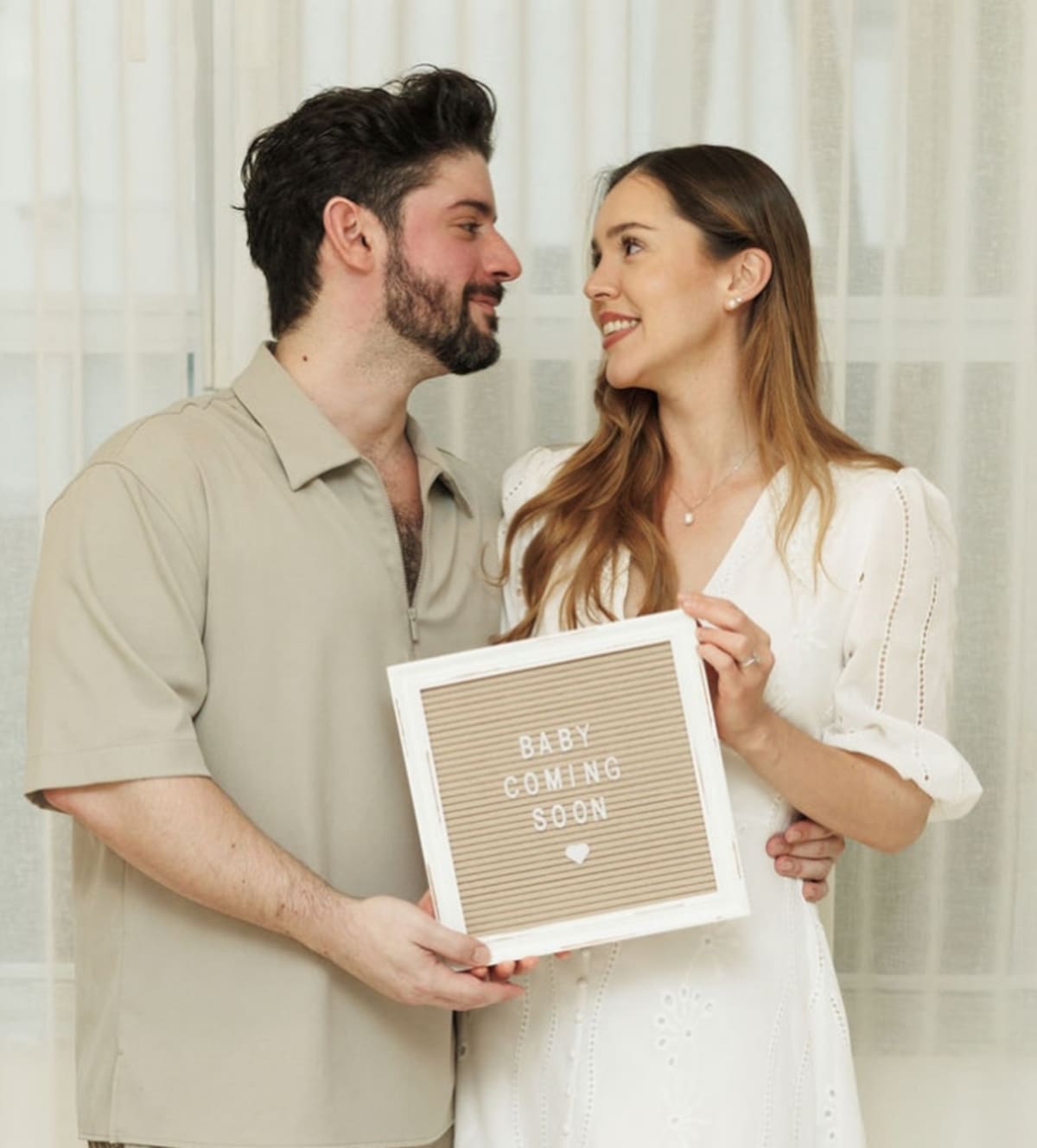La pareja espera a su primera hija.
