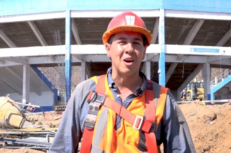 Fanático de la Católica ayuda a construir el nuevo San Carlos. Foto: Captura.