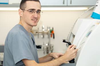 Estas son las CINCO carreras técnicas con mejores sueldos en Chile que la IA recomienda estudiar