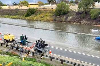 VIDEO | Sacan agua de vías totalmente inundadas en California desviándola hacia otras calles