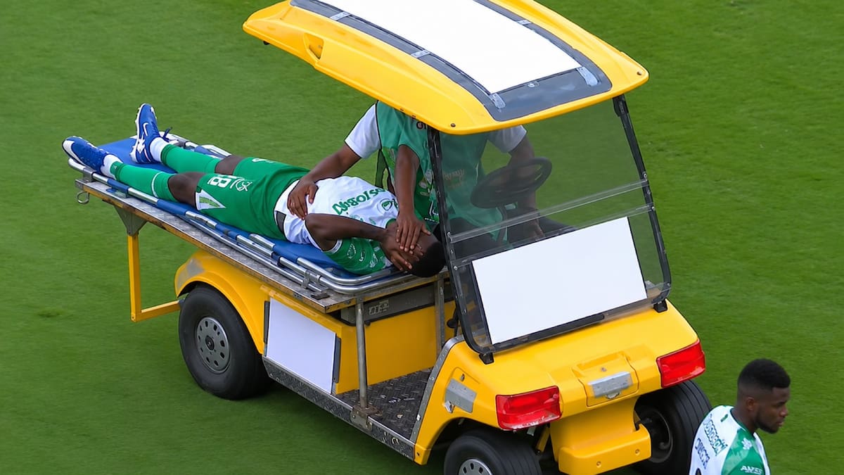 VIDEO | Insólito: el carrito de asistencia se llevó puesto a un jugador en medio de la emergencia