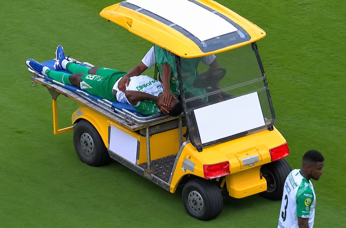 VIDEO | Insólito: el carrito de asistencia se llevó puesto a un jugador en medio de la emergencia