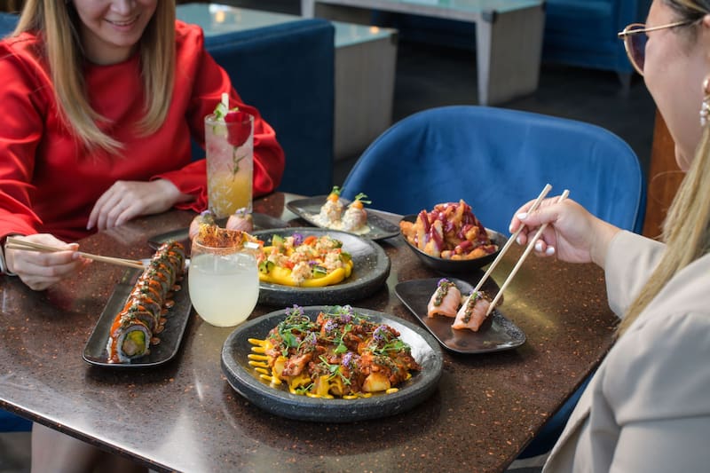 En esta temporada, se incluyeron dos rolls frescos y sabrosos para disfrutar.
Créditos: Hotel Marriott Santiago.