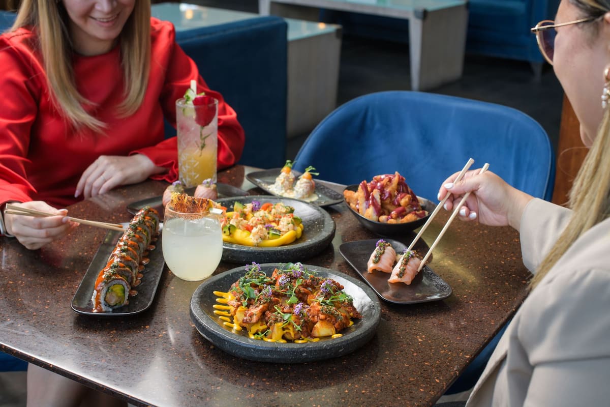 En esta temporada, se incluyeron dos rolls frescos y sabrosos para disfrutar.
Créditos: Hotel Marriott Santiago.