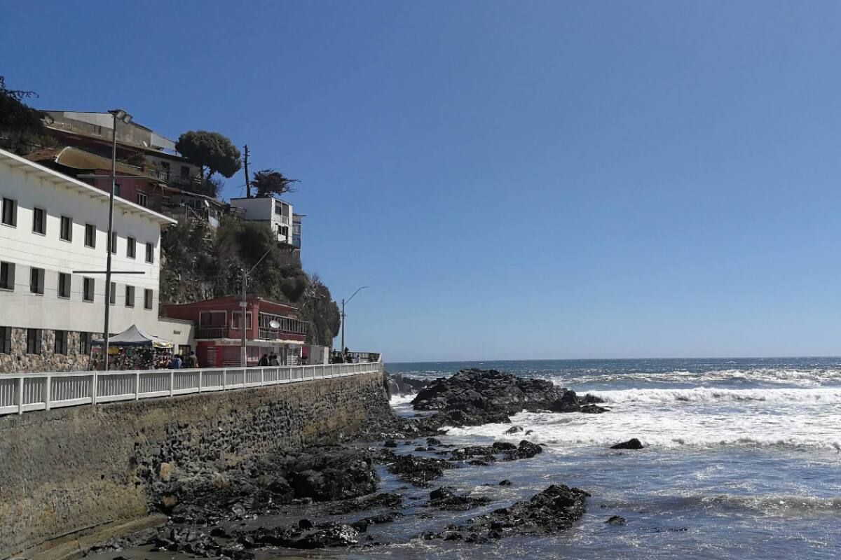 Esta ciudad costera ha sido por décadas el balneario más popular de la quinta región, destacando por sus precios económicos, la vida bohemia de sus alrededores y sus bellos rompeolas. Créditos: Google Maps.