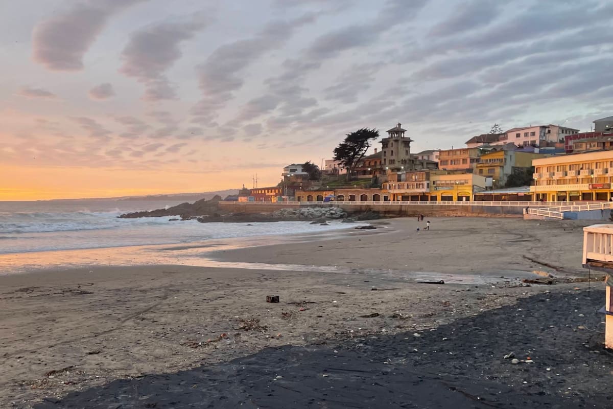 En sus playas, el atardecer sobre el mar es un paisaje único, digno de sentarse a observar. Créditos: Google Maps.