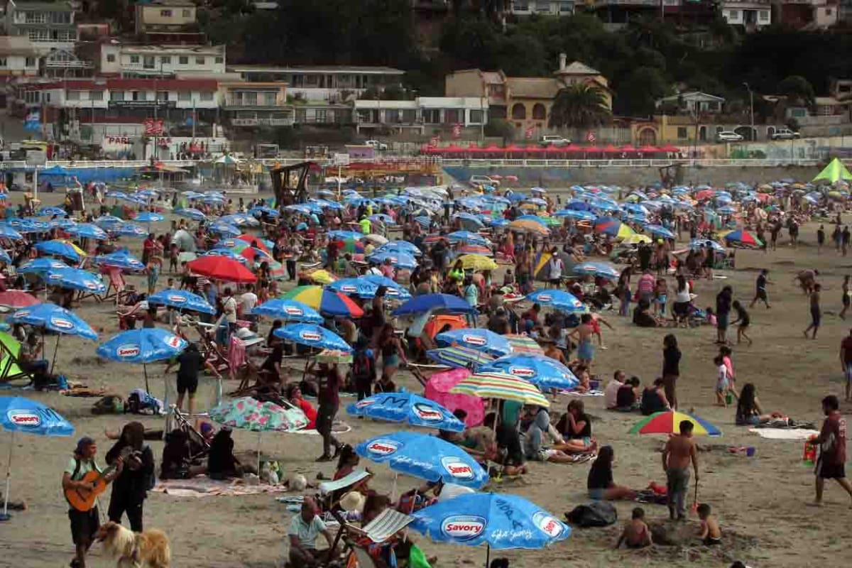 Considerada una de las playas más populares del país, son cientos las familias que prefieren Cartagena como la ciudad donde pasarán sus vacaciones de verano.