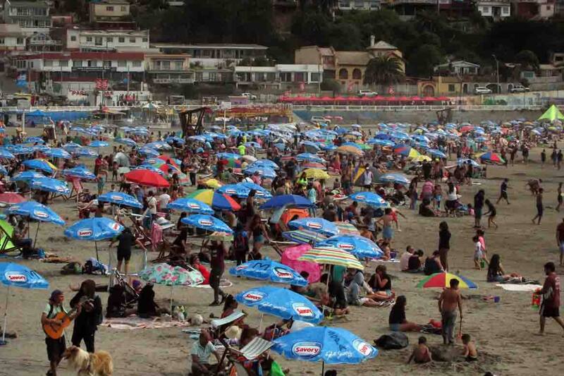 Considerada una de las playas más populares del país, son cientos las familias que prefieren Cartagena como la ciudad donde pasarán sus vacaciones de verano.