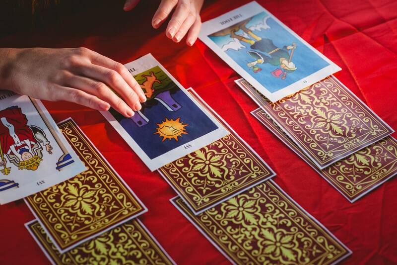 Elige una carta y el Tarot te revelará lo que tiene para ti en este domingo.