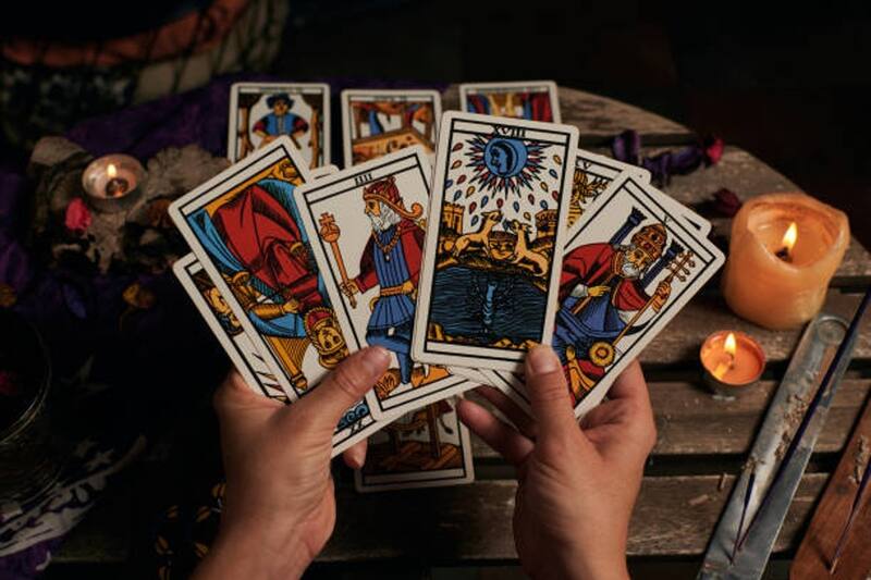 Elige una carta y el Tarot te revelará lo que tiene para ti en este lunes.