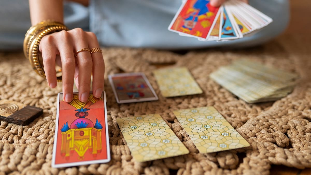 Predicciones de Tarot: Las cartas están sobre la mesa para cada signo del zodiaco