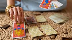 Predicciones de Tarot: Las cartas están sobre la mesa para cada signo del zodiaco