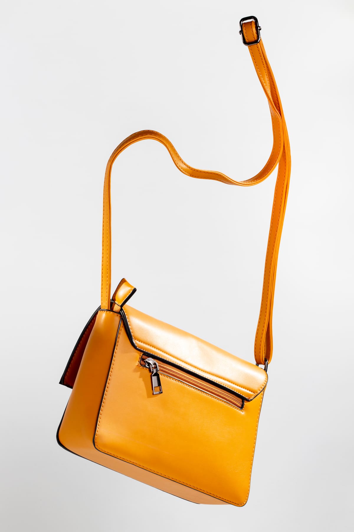 Según el Feng Shui, las carteras y bolsos atraen buenas y malas energías, según el órden y la limpieza que haya en ellas. | Foto: Befunky