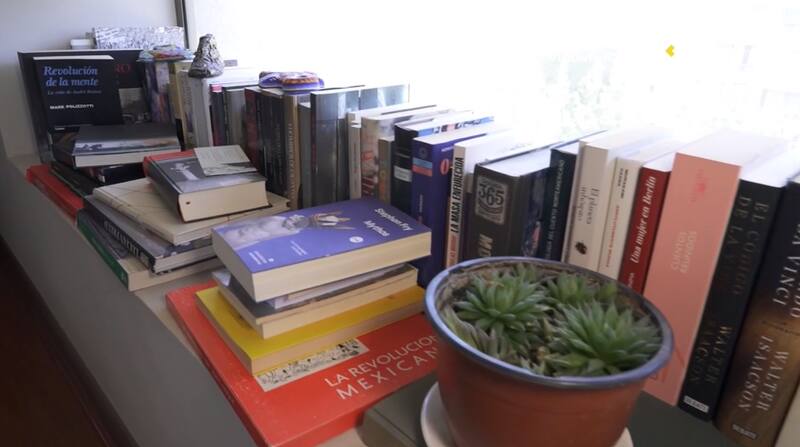 Luis Gnecco mostró el departamento donde está viviendo, el cual está lleno de arte, libros y muebles prestador por un reconocido actor.