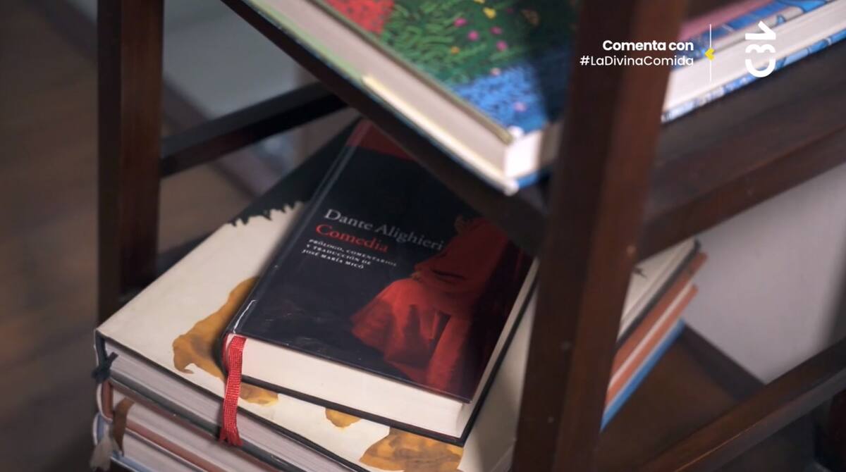 Luis Gnecco mostró el departamento donde está viviendo, el cual está lleno de arte, libros y muebles prestador por un reconocido actor.