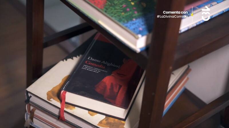 Luis Gnecco mostró el departamento donde está viviendo, el cual está lleno de arte, libros y muebles prestador por un reconocido actor.