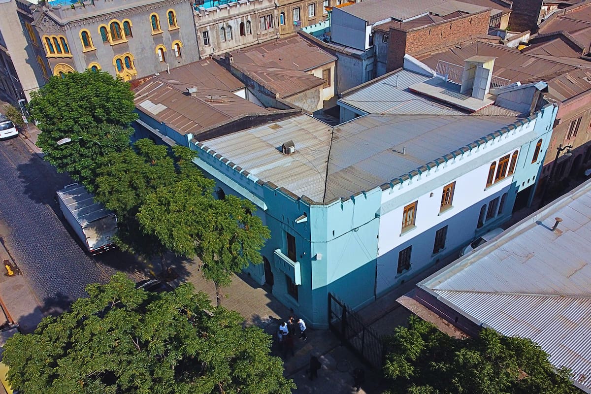 La casona del Barrio Yungay donde vivió el expresidente Boric busca nuevo arrendatario. Créditos: Aton Chile.