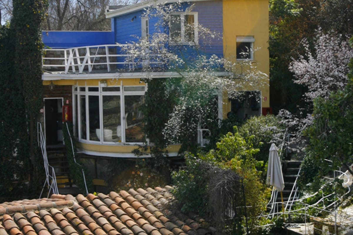 A pesar del vandalismo que recibio tras el año 73, este hogar aún permanece vigente.
Foto: Regsitro Museo Chile.