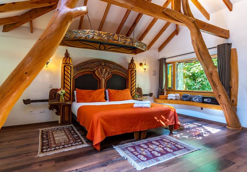 y sus habitaciones