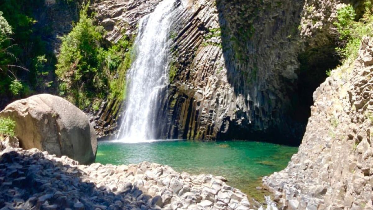 Un tesoro escondido a tres horas de Santiago: Esta es la gran cascada de agua esmeralda ideal para disfrutar en los días de calor