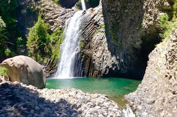 Un tesoro escondido a tres horas de Santiago: Esta es la gran cascada de agua esmeralda ideal para disfrutar en los días de calor