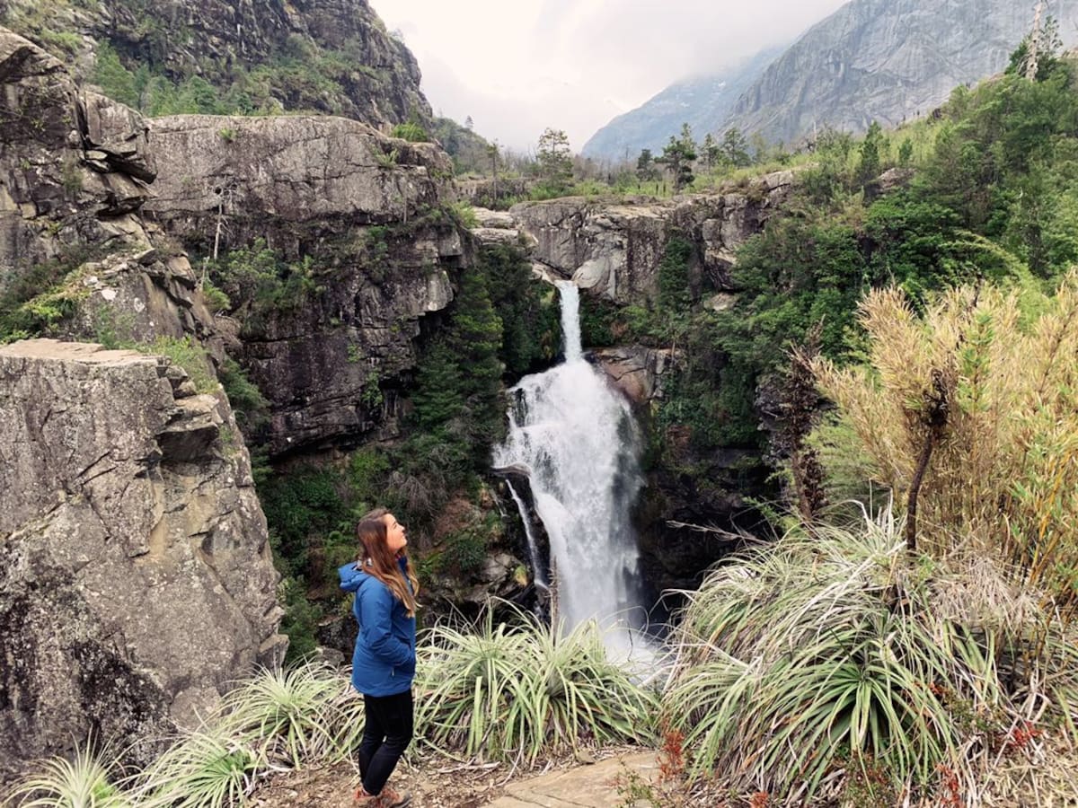 De 60 metros de altura cae una cascada transparente