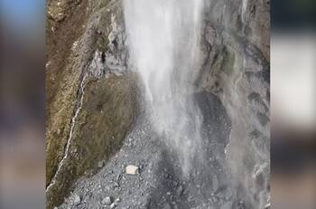VIDEO | ¿Cascada al revés?: fuertes vientos generan que agua “fluya a la inversa”