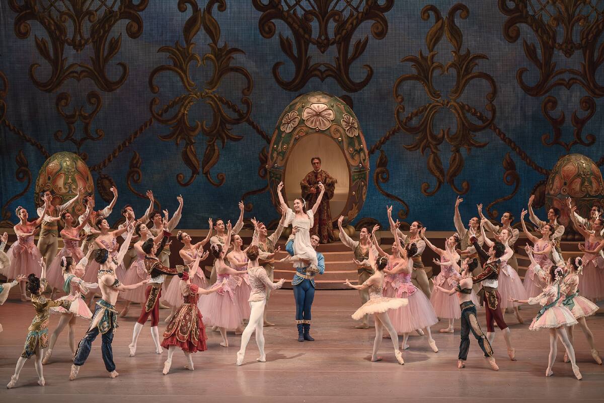 La historia sigue a Clara, una niña que es guiada por su cascanueces de juguete a través de una mágica travesía al Reino de los Confites. Créditos: Teatro Municipal de Santiago.