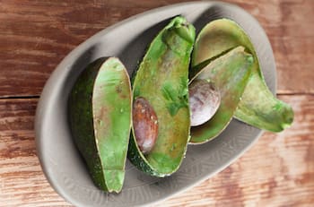 No las tires: estos son 5 trucos con los que puedes aprovechar las cáscaras de palta