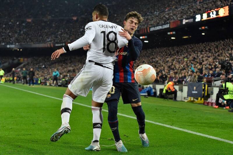 "Aquí estoy yo" le dice con solo un gesto Casemiro a Gavi en el partido de esta tarde en la Europa League.