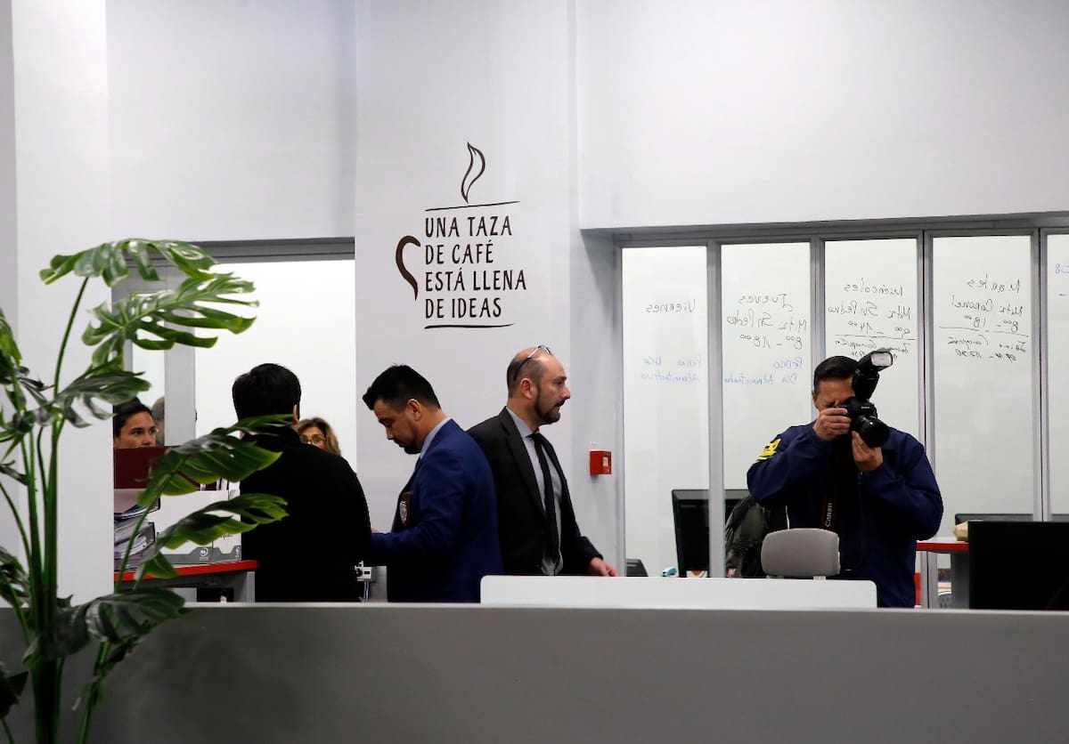 La Brigada de Delitos Económicos y la Fiscalía allanando dependencias de la Gobernación del Bio Bio.