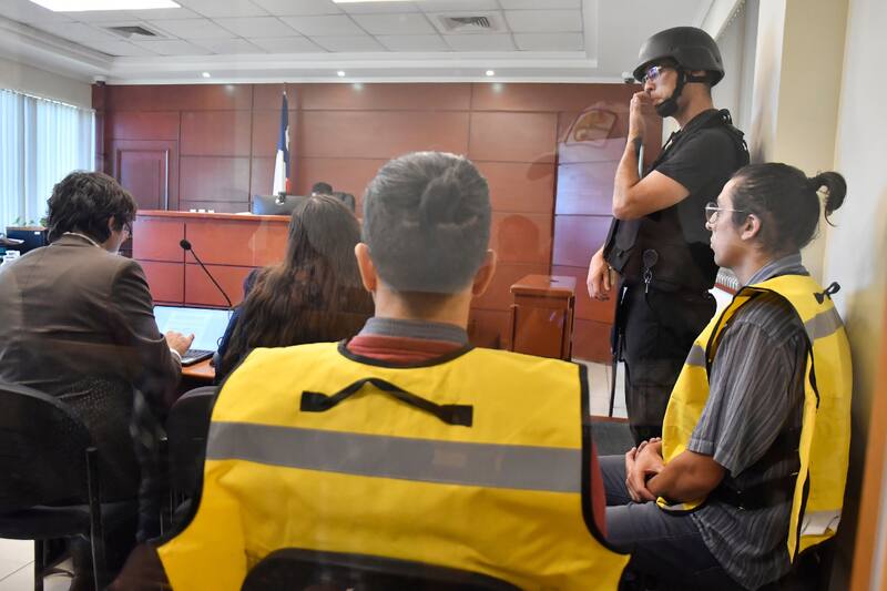 Los imputados permanecerán bajo arresto domiciliario y arraigo nacional.