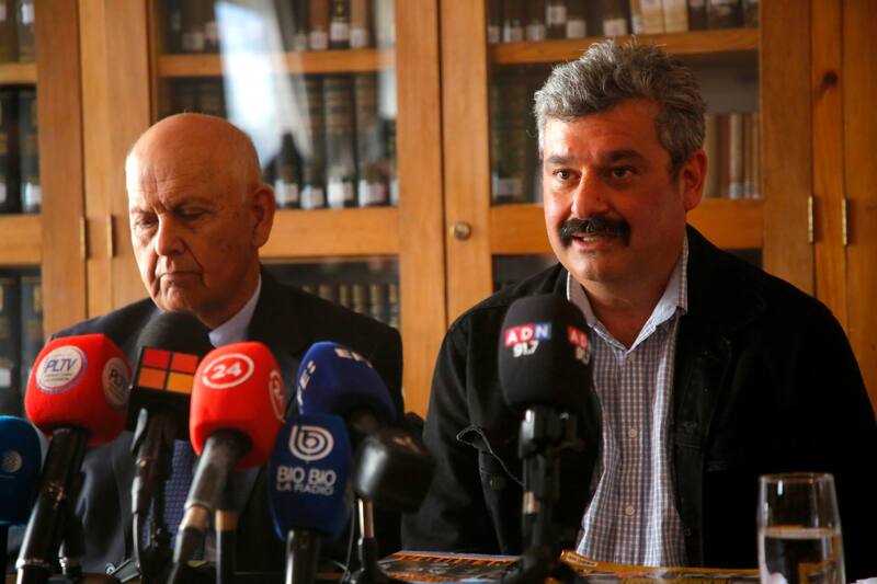 Francisco Marín (a la derecha), periodista que cuenta con una serie de publicaciones en torno al caso, apunta la Fundación Neruda tras el último informe sobre la muerte del poeta. Créditos: ATON.