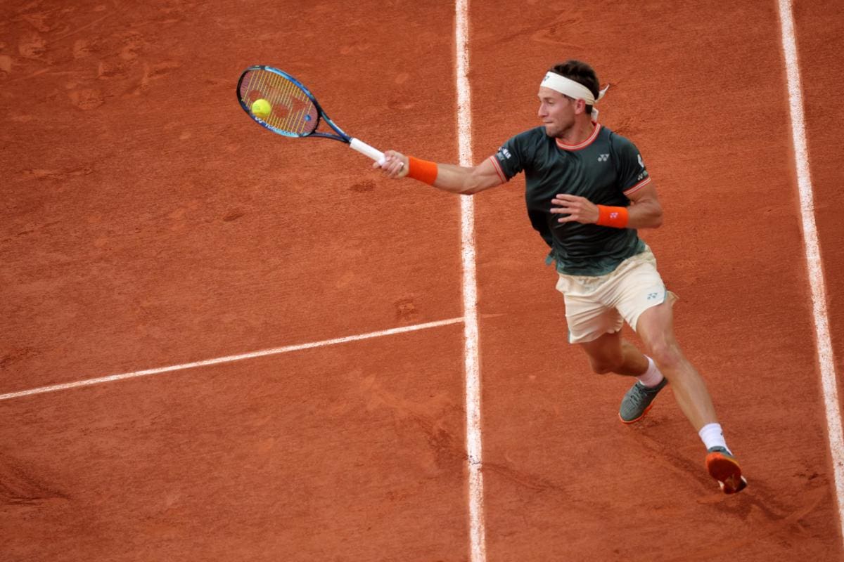Casper Ruud busca llegar a su tercera final consecutiva en Roland Garros. EFE