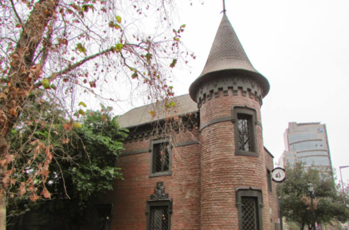 La magia de Francia en el corazón de Santiago: Este castillo es ideal para disfrutar del otoño
