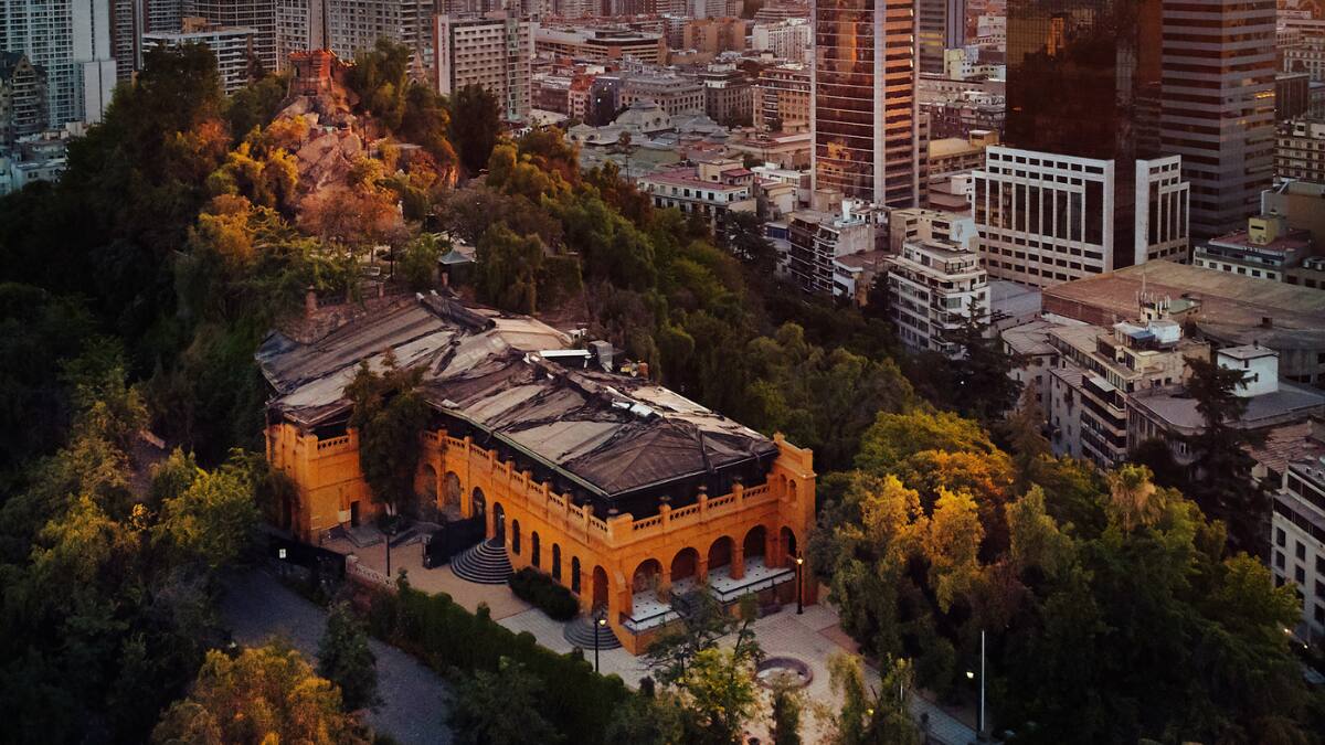 No querrás perderte este castillo ubicado en el corazón de Santiago y a solo pasos del Metro