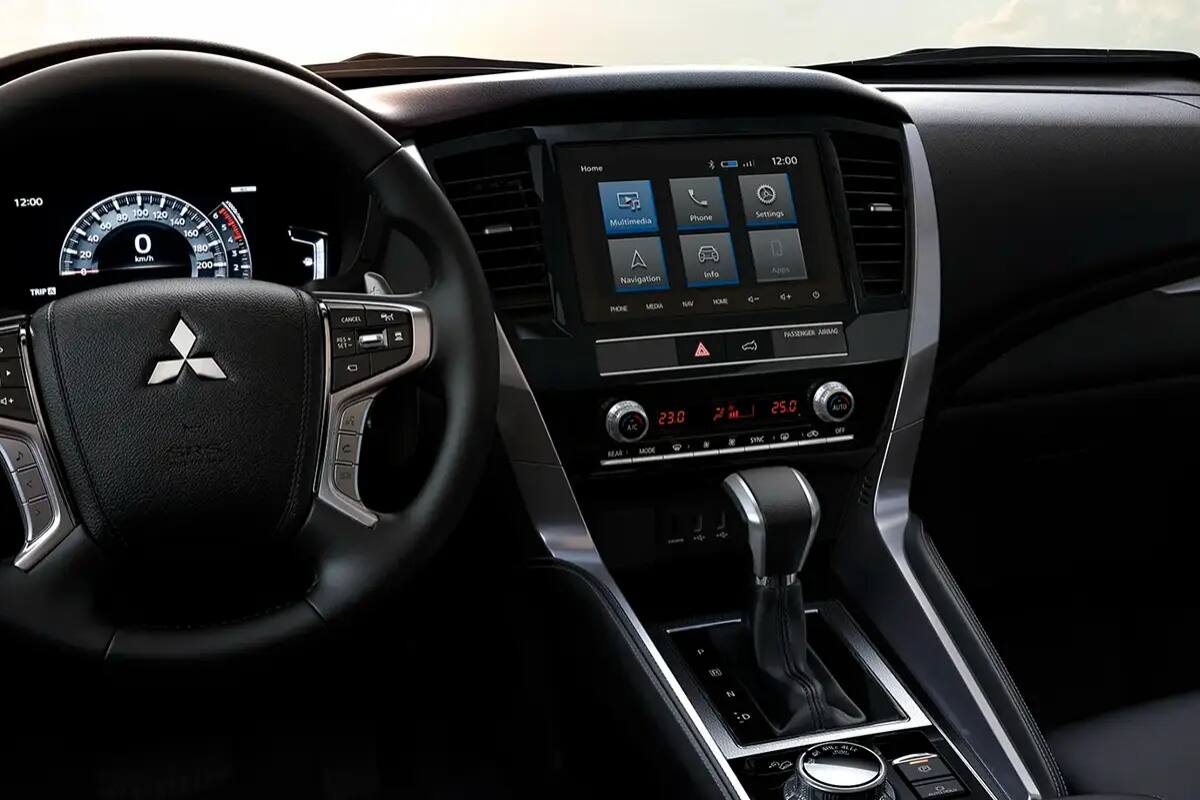 La modelo tiene un Mitsubishi Montero Sport.