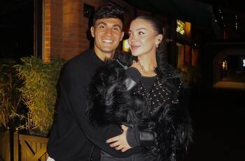 Vibrando como una hincha más: la historia de amor de Cata Vallejos y Pablo Galdames en Argentina