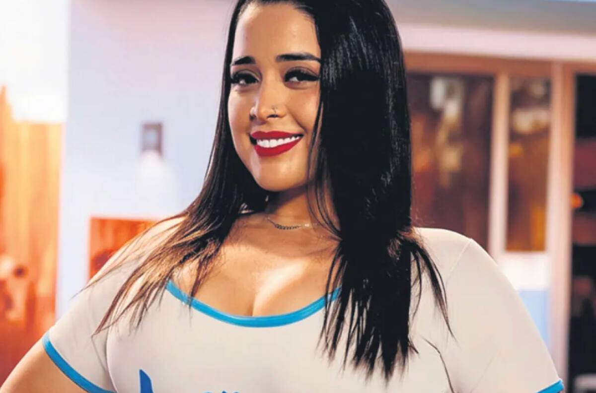 La guapa familiar de Bombo Fica que acusa de discriminación a comunidad evangélica por trabajar en Arsmate