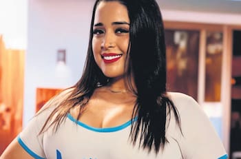 La guapa familiar de Bombo Fica que acusa de discriminación a comunidad evangélica por trabajar en Arsmate