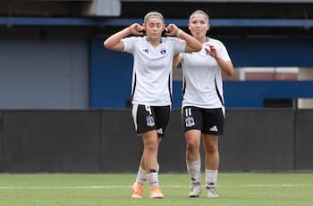 Celebrando como Chupete Suazo: hija de Carlos Muñoz le anota a la UC y consigue nuevo título con Colo Colo