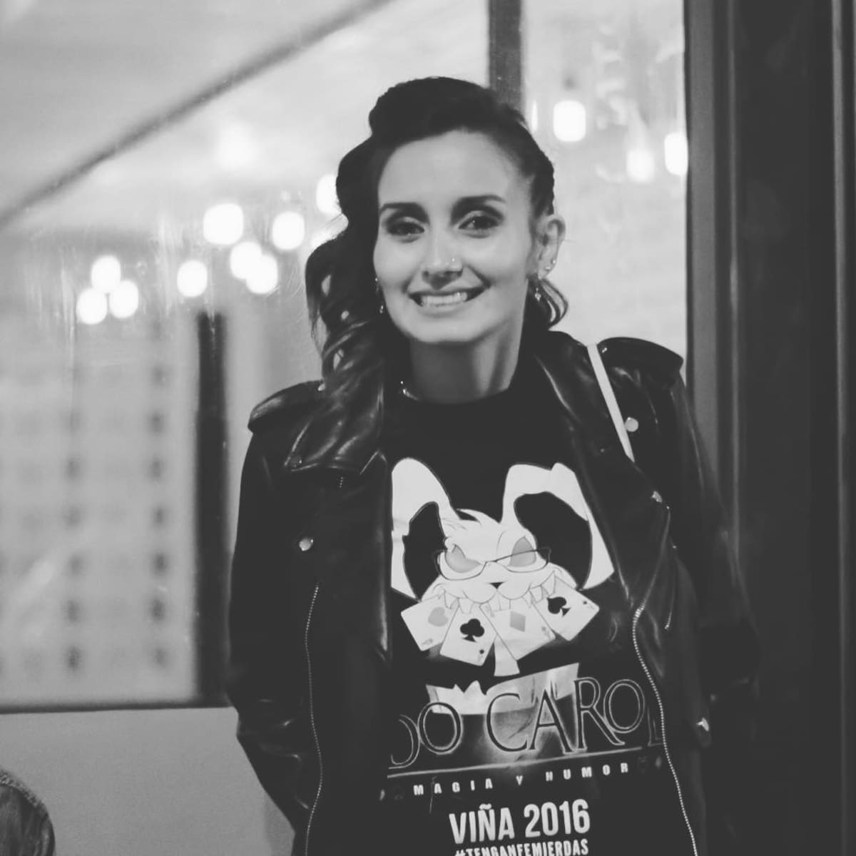 La fotografía que subió Edo Caroe de Catalina Ponce llevando una polera de su presentación en el Festival de Viña,