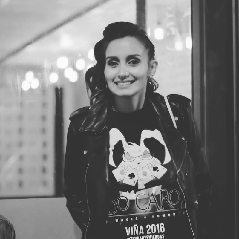 La fotografía que subió Edo Caroe de Catalina Ponce llevando una polera de su presentación en el Festival de Viña,